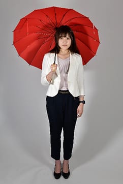 オリジナル傘をもつ女性